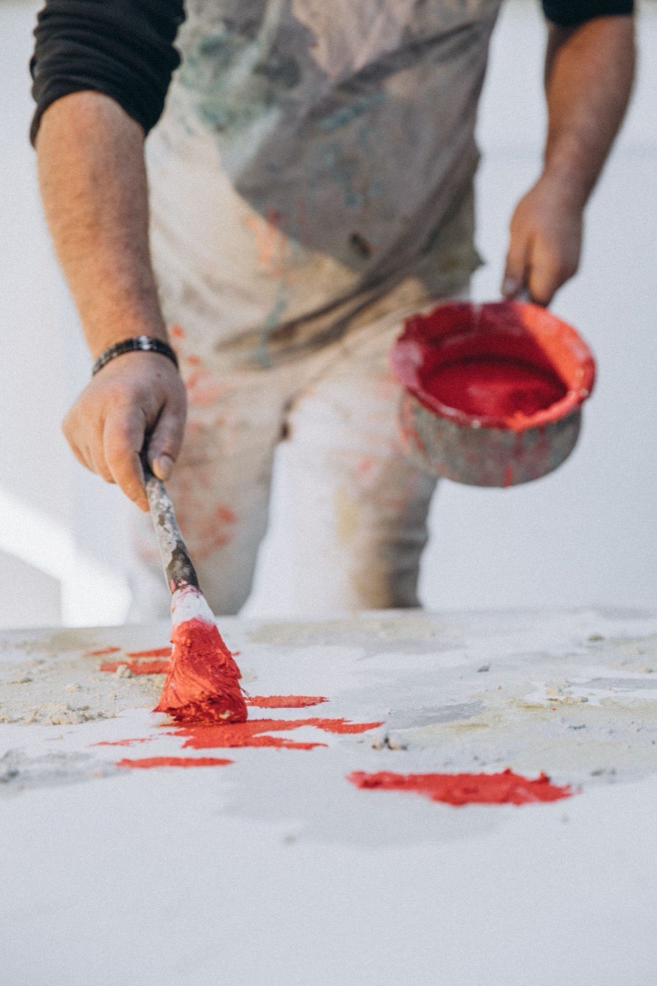 Spachtelarbeit mit roter Farbe